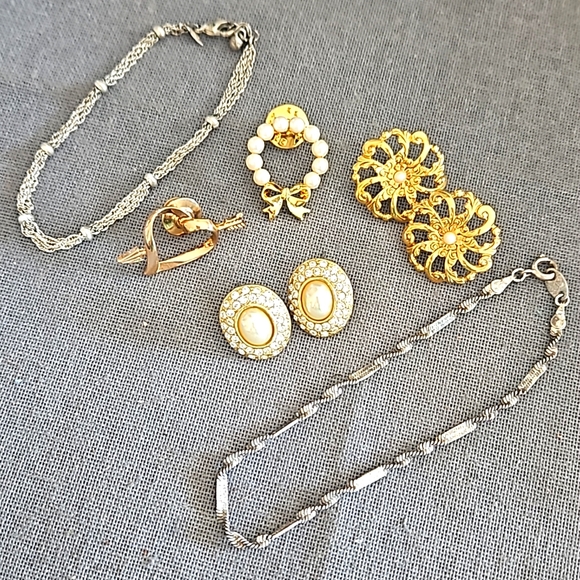 Avon Jewelry - Vintage Avon jewelry lot 6 items Great shape EUC earrings anklet pins wearable